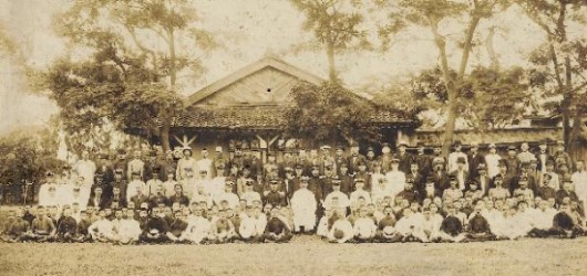 1915年5月1日公立臺中中學校開校式合影